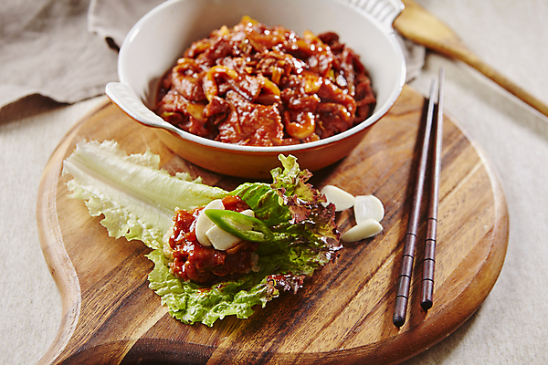 포토 JPG 한식 젓가락 실내 마늘 돼지고기 사람없음 상추 흰배경 쌈 고추장불고기 나무받침 돼지고기볶음 국내포토 음식 백그라운드 채소 수저 육류 내부 목재 흰색 받침대 볶음 불고기 파일형식