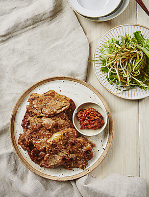 포토 JPG 실내 사람없음 식탁보 쌈장 양념갈비 돼지갈비 파무침 파절이 나무배경 국내포토 백그라운드 내부 양념 갈비 무침 파일형식