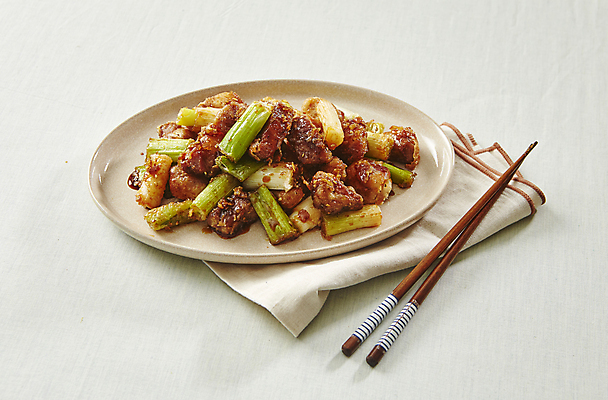 포토 JPG 접시 실내 돼지고기 사람없음 흰배경 대파 고기볶음 양념고기 국내포토 식기 백그라운드 육류 내부 흰색 볶음 파 파일형식