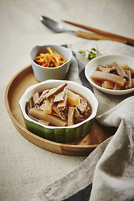 포토 JPG 회색배경 반찬 수저 실내 돼지고기 사람없음 천 장조림 곤약 나무쟁반 곤약장조림 국내포토 식기 음식 백그라운드 쟁반 육류 내부 목재 회색 직물 조림 파일형식