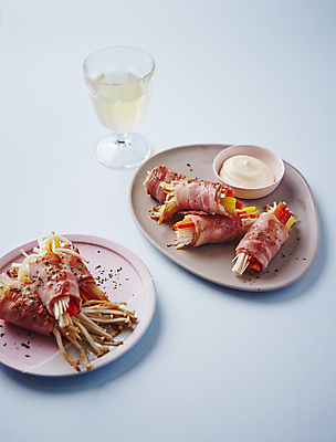 포토 JPG 파프리카 실내 사람없음 파란배경 팽이버섯 베이컨 마요네즈 베이컨말이 후추가루 국내포토 음식 백그라운드 채소 돼지고기 내부 파란색 버섯 소스_음식 가루 파일형식