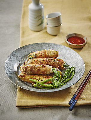 포토 JPG 술잔 회색배경 술병 실내 사람없음 식탁보 구이 안주 대패삼겹살 돼지고기말이 두릅 국내포토 음식 백그라운드 채소 병_용기 잔 주류 내부 회색 삼겹살 파일형식