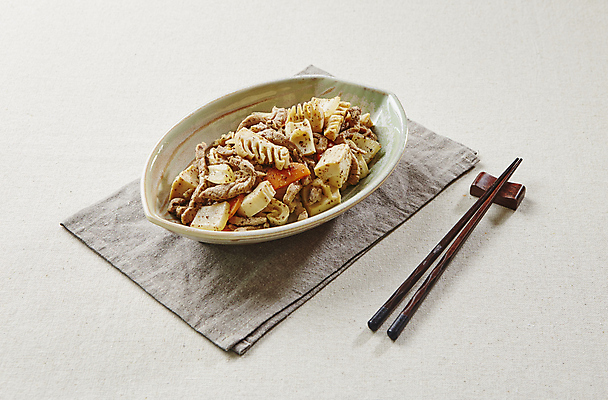 포토 JPG 젓가락 실내 돼지고기 사람없음 천 흰배경 죽순 돼지고기볶음 들깨 젓가락받침대 돼지불고기 국내포토 백그라운드 수저 육류 내부 흰색 직물 볶음 깨 불고기 수저받침대 파일형식