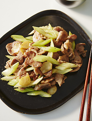 포토 JPG 젓가락 실내 마늘 돼지고기 사람없음 흰배경 볶음 샐러리 돼지고기볶음 국내포토 음식 백그라운드 채소 수저 육류 내부 흰색 파일형식