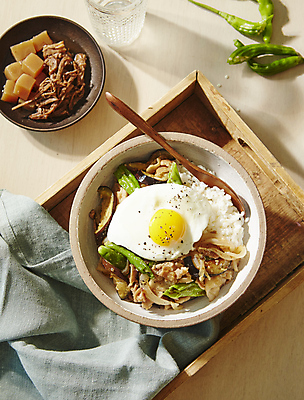 포토 JPG 반찬 실내 사람없음 계란프라이 천 덮밥 꽈리고추 나무쟁반 돼지고기고추볶음 국내포토 음식 고추 쟁반 내부 목재 직물 계란요리 볶음 파일형식