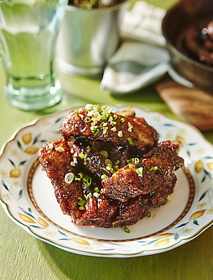 포토 JPG 반찬 실내 돼지고기 사람없음 안주 양념갈비 쪽파 등갈비 국내포토 음식 육류 내부 갈비 파 파일형식