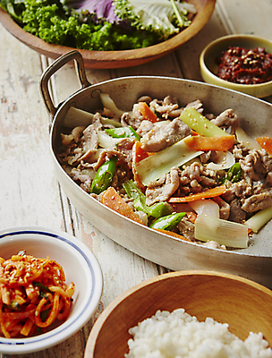 포토 JPG 한식 밥 반찬 실내 돼지고기 사람없음 상차림 불고기 쌈채소 돼지불고기 국내포토 음식 채소 육류 내부 파일형식