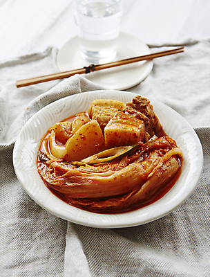 포토 JPG 회색배경 실내 사람없음 김치찜 묵은지 통삼겹 묵은지돼지고기찜 국내포토 백그라운드 김치 내부 회색 찜 삼겹살 파일형식