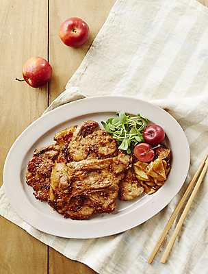 포토 JPG 젓가락 실내 돼지고기 사람없음 식탁보 양념구이 목심 나무배경 미니사과 국내포토 백그라운드 수저 육류 내부 사과 구이 파일형식