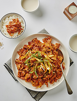 포토 JPG 밥 반찬 실내 사람없음 숟가락 흰배경 매움 제육볶음 돼지불고기 국내포토 음식 백그라운드 수저 내부 흰색 맛 불고기 파일형식