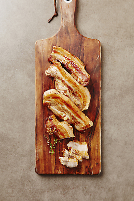 포토 JPG 실내 사람없음 구이 삼겹살 나무도마 갈색배경 국내포토 음식 백그라운드 도마 돼지고기 내부 목재 갈색 파일형식