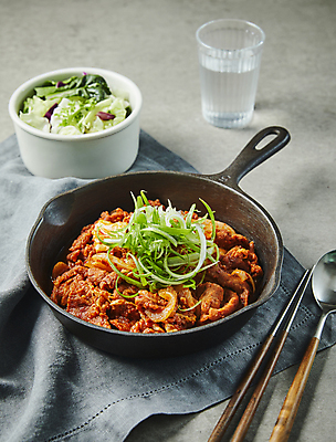 포토 JPG 회색배경 수저 실내 돼지고기 사람없음 프라이팬 매움 고추장불고기 돼지주물럭 제육볶음 파채 국내포토 식기 음식 백그라운드 주방용품 육류 내부 회색 맛 불고기 파일형식