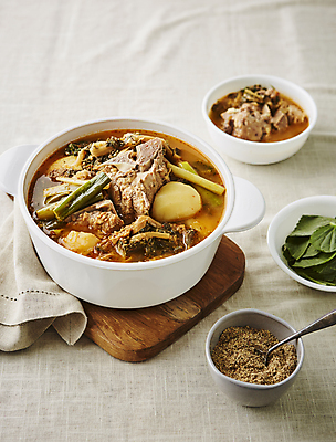 포토 JPG 실내 사람없음 숟가락 흰배경 감자탕 나무도마 우거지 국내포토 음식 백그라운드 도마 수저 내부 목재 흰색 파일형식