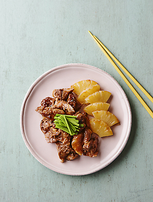 포토 JPG 젓가락 실내 돼지고기 사람없음 파인애플 파란배경 부추 양념구이 국내포토 백그라운드 채소 과일 수저 육류 내부 파란색 구이 열대과일 파일형식