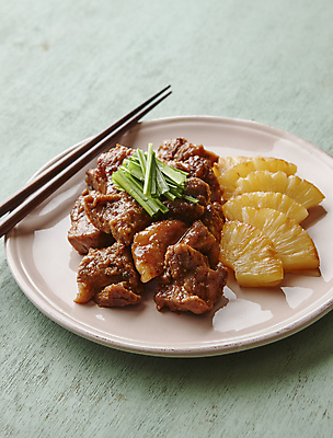 포토 JPG 젓가락 실내 돼지고기 사람없음 파인애플 파란배경 부추 양념구이 국내포토 백그라운드 채소 과일 수저 육류 내부 파란색 구이 열대과일 파일형식