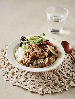 포토 JPG 채소 실내 돼지고기 사람없음 숟가락 물컵 덮밥 고기덮밥 다시마 돼지고기볶음 테이블매트 베이지색배경 국내포토 음식 백그라운드 수저 육류 내부 컵 식탁보 해조류 볶음 베이지색 파일형식