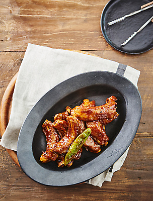 포토 JPG 실내 집게 돼지고기 사람없음 꽈리고추 돼지갈비 등갈비 양념구이 나무배경 등갈비조림 국내포토 백그라운드 고추 육류 내부 구이 조림 파일형식