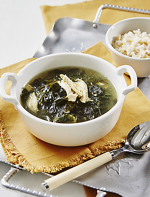 포토 음식 수저 육류 내부 국 파일형식 밥 숟가락 쟁반 미역국 닭고기 한식 JPG 사람없음 실내 국내포토