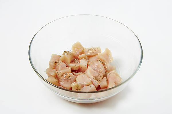 포토 JPG 실내 사람없음 양념 흰배경 소금 유리그릇 후추 닭가슴살 국내포토 그릇 백그라운드 유리 내부 닭고기 흰색 향신료 파일형식