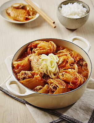 포토 JPG 젓가락 밥 실내 사람없음 닭고기 매움 김치찜 베이지색배경 국내포토 음식 백그라운드 수저 육류 내부 맛 찜 베이지색 파일형식