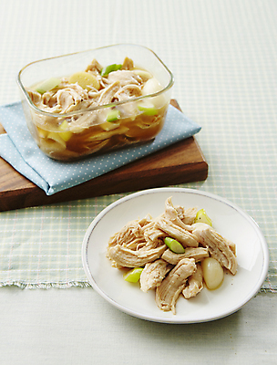 포토 JPG 실내 마늘 사람없음 닭고기 식탁보 간장 대파 나무도마 장아찌 닭고기장아찌 국내포토 채소 도마 육류 내부 목재 양념 파 파일형식