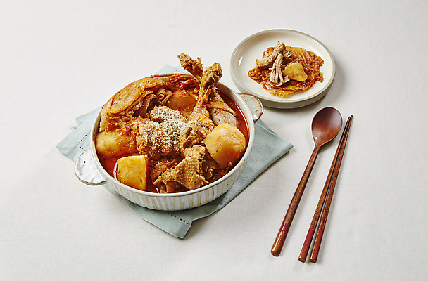 포토 JPG 감자 수저 실내 사람없음 닭고기 흰배경 매움 닭고기요리 닭볶음탕 묵은지 국내포토 식기 음식 백그라운드 채소 김치 육류 내부 흰색 맛 파일형식