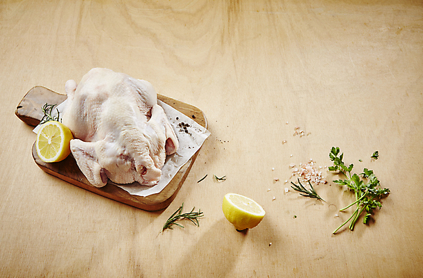 포토 JPG 실내 사람없음 닭고기 레몬 소금 로즈메리 나무도마 생닭 나무배경 국내포토 백그라운드 과일 도마 육류 내부 목재 닭 허브 파일형식
