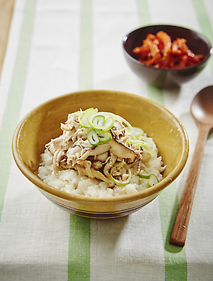 포토 JPG 실내 사람없음 아웃포커스 식탁보 표고버섯 닭죽 닭고기버섯죽 국내포토 촬영기법 내부 버섯 죽 파일형식