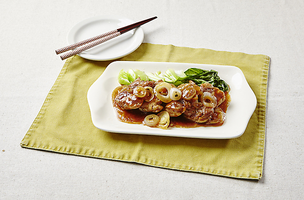 포토 JPG 접시 젓가락 실내 사람없음 닭고기 흰배경 조림 닭고기요리 테이블매트 국내포토 식기 음식 백그라운드 수저 육류 내부 식탁보 흰색 파일형식