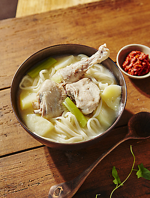 포토 JPG 실내 사람없음 아웃포커스 닭고기 나무숟가락 칼국수 나무배경 닭칼국수 국내포토 한식 백그라운드 촬영기법 육류 내부 숟가락 국수 파일형식