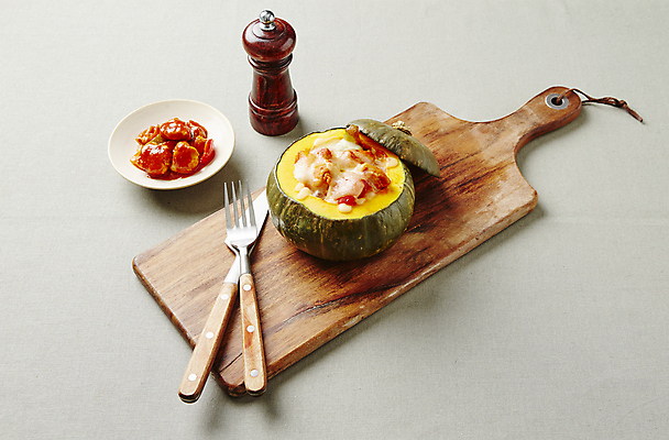 포토 JPG 포크 치즈 실내 사람없음 나이프 흰배경 후추통 단호박 나무도마 단호박찜 닭갈비 모짜렐라치즈 국내포토 식기 백그라운드 호박 유제품 도마 내부 목재 닭고기 흰색 칼 양념통 닭고기요리 파일형식