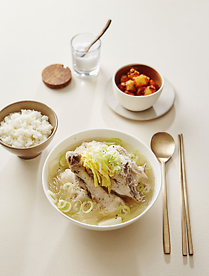 포토 JPG 밥 실내 사람없음 아웃포커스 닭고기 고명 깍두기 흰배경 육수 지단 대파 닭곰탕 국내포토 음식 백그라운드 김치 촬영기법 육류 내부 흰색 탕 파 파일형식