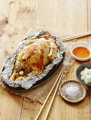 포토 JPG 실내 사람없음 통닭 닭고기 소스 통구이 소금 치킨무 오븐구이 나무배경 국내포토 음식 백그라운드 육류 내부 치킨 양념 바비큐 구이 파일형식