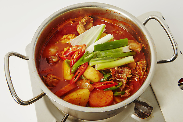 포토 JPG 고추 감자 실내 사람없음 닭고기 당근 냄비 버너 매움 대파 닭볶음탕 국내포토 채소 뿌리채소 육류 내부 맛 솥 파 닭고기요리 파일형식