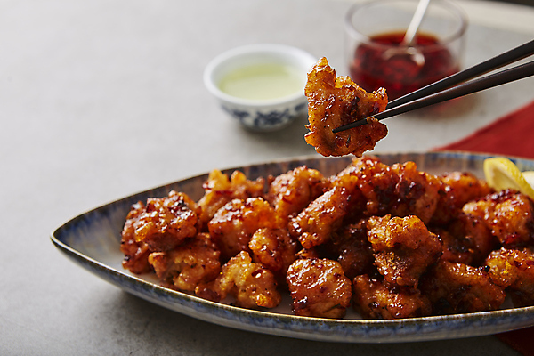 포토 JPG 젓가락 실내 들기 사람없음 아웃포커스 중식 닭고기 깐풍기 젓가락질 국내포토 음식 모션 촬영기법 수저 육류 손짓 내부 파일형식