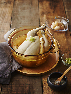 포토 JPG 실내 마늘 사람없음 복날 인삼 보양식 삼계탕 백숙 삼복 나무배경 국내포토 기념일 음식 백그라운드 채소 내부 삼 몸보신 파일형식