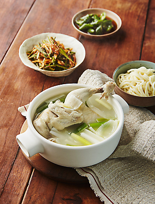 포토 JPG 반찬 실내 사람없음 닭고기 면 육수 백숙 부추무침 나무배경 닭칼국수 국내포토 음식 백그라운드 육류 내부 무침 칼국수 파일형식