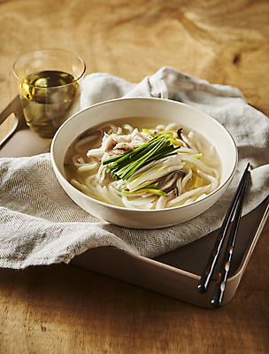 포토 JPG 실내 사람없음 닭고기 고명 부추 애호박 칼국수 나무배경 닭칼국수 국내포토 한식 백그라운드 채소 호박 육류 내부 국수 파일형식