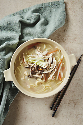 포토 한식 백그라운드 채소 호박 육류 내부 국수 칼국수 베이지색 파일형식 베이지색배경 고명 닭고기 부추 애호박 JPG 사람없음 실내 닭칼국수 국내포토