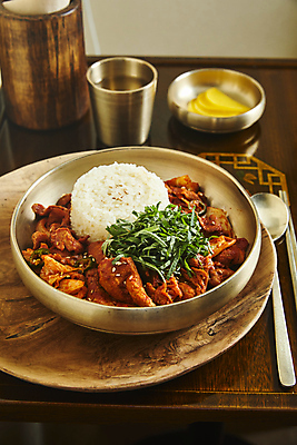 포토 JPG 밥 실내 사람없음 닭고기 덮밥 깻잎 닭갈비 닭고기덮밥 국내포토 음식 채소 육류 내부 닭고기요리 파일형식