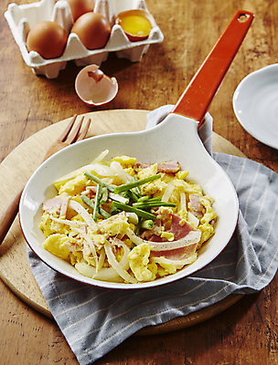 포토 JPG 양파 사람없음 계란 프라이팬 볶음 베이컨 쪽파 스크램블 나무배경 국내포토 음식 백그라운드 채소 주방용품 돼지고기 알 계란요리 파 파일형식