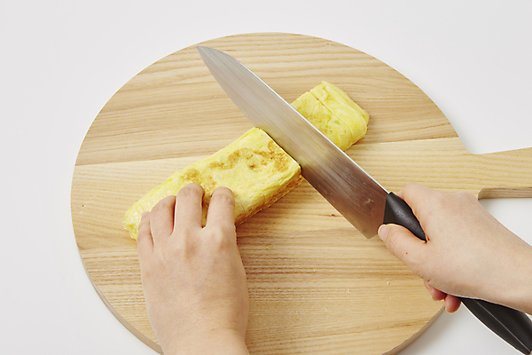 포토 JPG 손 반찬 들기 신체부위 계란 자르기 흰배경 식칼 계란말이 나무도마 국내포토 음식 백그라운드 모션 주방용품 도마 사람 목재 알 흰색 계란요리 파일형식