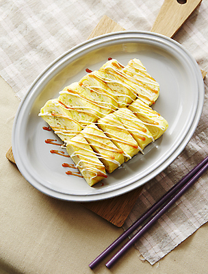 포토 JPG 반찬 사람없음 계란 식탁보 케첩 계란말이 마요네즈 베이지색배경 국내포토 음식 백그라운드 알 소스_음식 계란요리 베이지색 파일형식