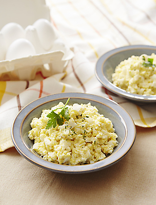 포토 JPG 파슬리 사람없음 계란 식탁보 스크램블 갈색배경 국내포토 백그라운드 채소 갈색 알 계란요리 파일형식