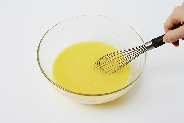 포토 JPG 손 들기 신체부위 계란 흰배경 거품기 유리그릇 믹싱볼 국내포토 그릇 백그라운드 모션 유리 주방용품 사람 알 흰색 파일형식