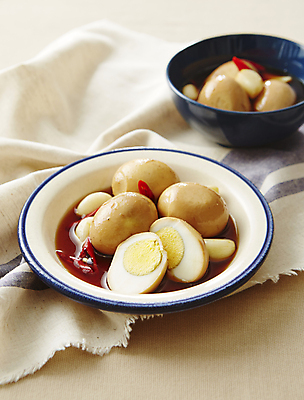 포토 JPG 반찬 사람없음 아웃포커스 계란 간장 조림 계란장조림 베이지색배경 국내포토 음식 백그라운드 촬영기법 알 양념 장조림 베이지색 파일형식