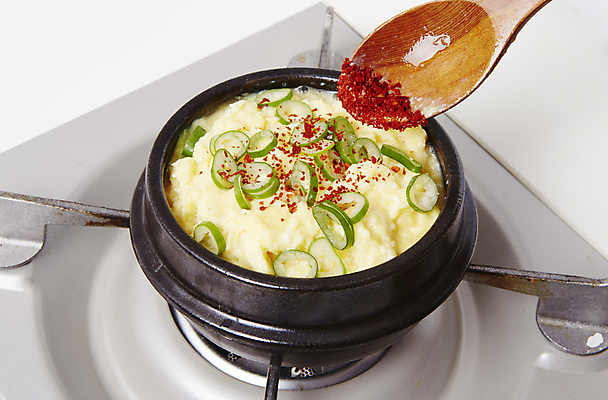 포토 JPG 한식 반찬 사람없음 계란 숟가락 뿌리기 버너 뚝배기 흰배경 계란찜 대파 고춧가루 국내포토 음식 백그라운드 모션 수저 알 흰색 계란요리 가루 찜 파 파일형식