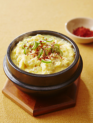 포토 JPG 한식 반찬 사람없음 아웃포커스 계란 뚝배기 계란찜 대파 고춧가루 노란배경 국내포토 음식 백그라운드 촬영기법 노란색 알 계란요리 가루 찜 파 파일형식