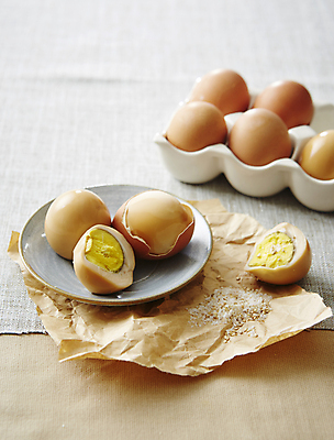 포토 JPG 사람없음 소금 구운계란 깨소금 맥반석계란 종이호일 국내포토 식재료 계란 파일형식