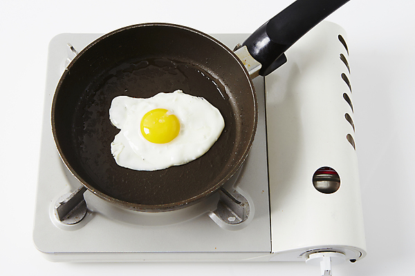 포토 JPG 반찬 사람없음 계란 계란프라이 버너 흰배경 반숙 국내포토 음식 백그라운드 알 흰색 계란요리 파일형식